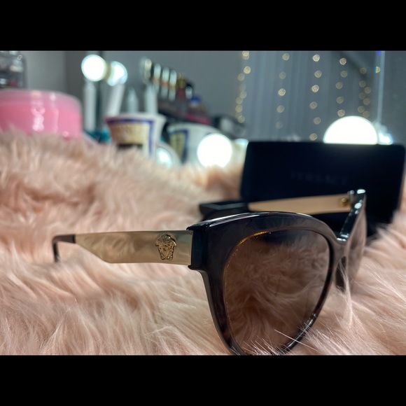 2️⃣9️⃣5️⃣ Authentic Versace Sunglasses 👓 - Picture 9 of 9